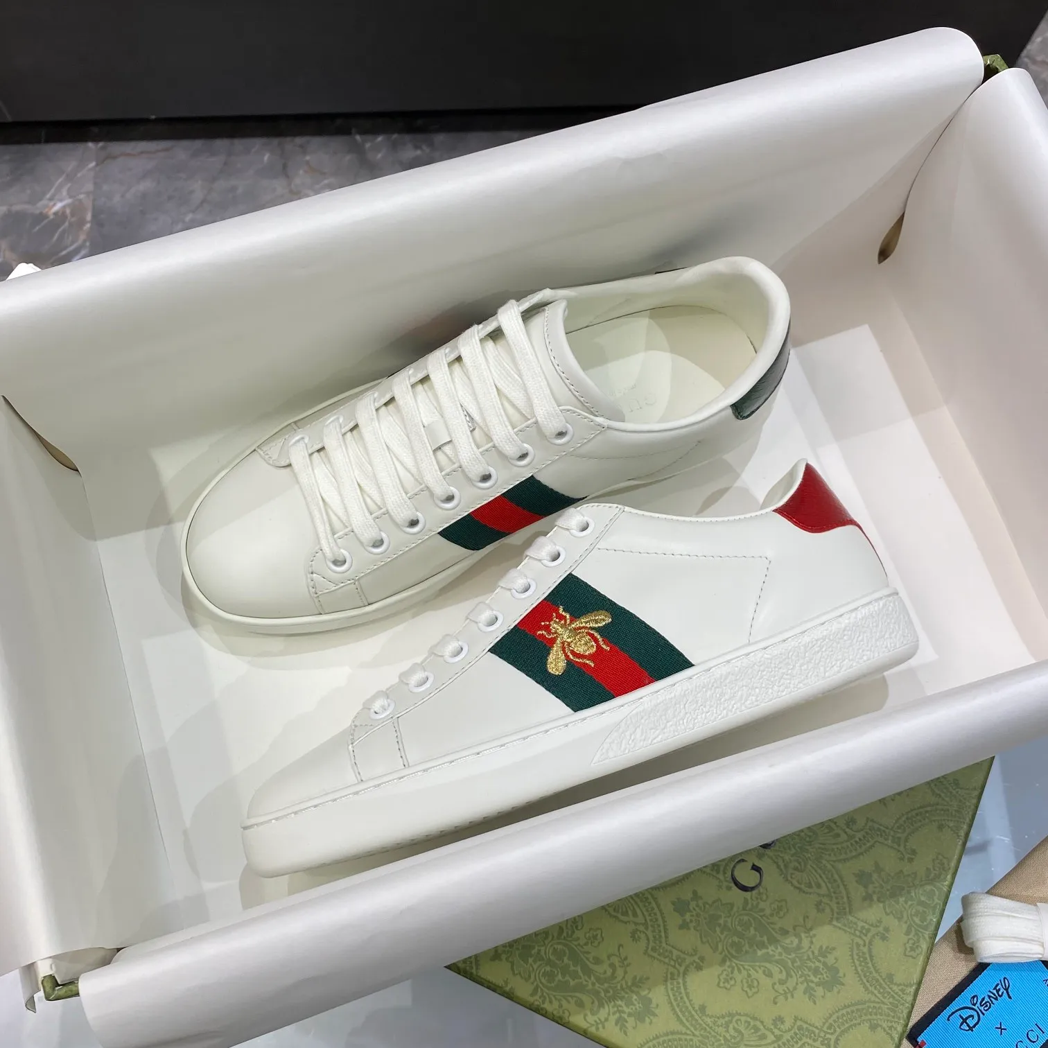 👟👟Ex-factory price👟👟Ex-factory price 520👟👟Gucci top chip version GG couple's white shoes, which have been popular in recent years; new colors are constantly updated; stars, Internet celebrities, live broadcasts, etc. will definitely plant grass to call ❤ Classic fashion style, 5D drawing printing; electric embroidery surface, etc... ✔️Fabric material: original customized cowhide color ✔️Inner material: first layer cowhide ✔️Sole material: original outsole... shiny colorful drawing/electric embroidery surface embellished on the side of the shoe body, package production process‼ ✔️Size: Women’s/35/40/Men’s/38/45